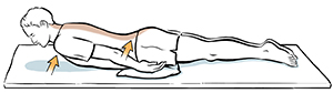 Un hombre acostado boca abajo con los brazos a los costados levanta la parte superior del cuerpo.