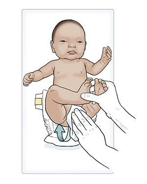 Manos que limpian la zona del bebé donde van los pañales con una toallita humedecida para bebés.